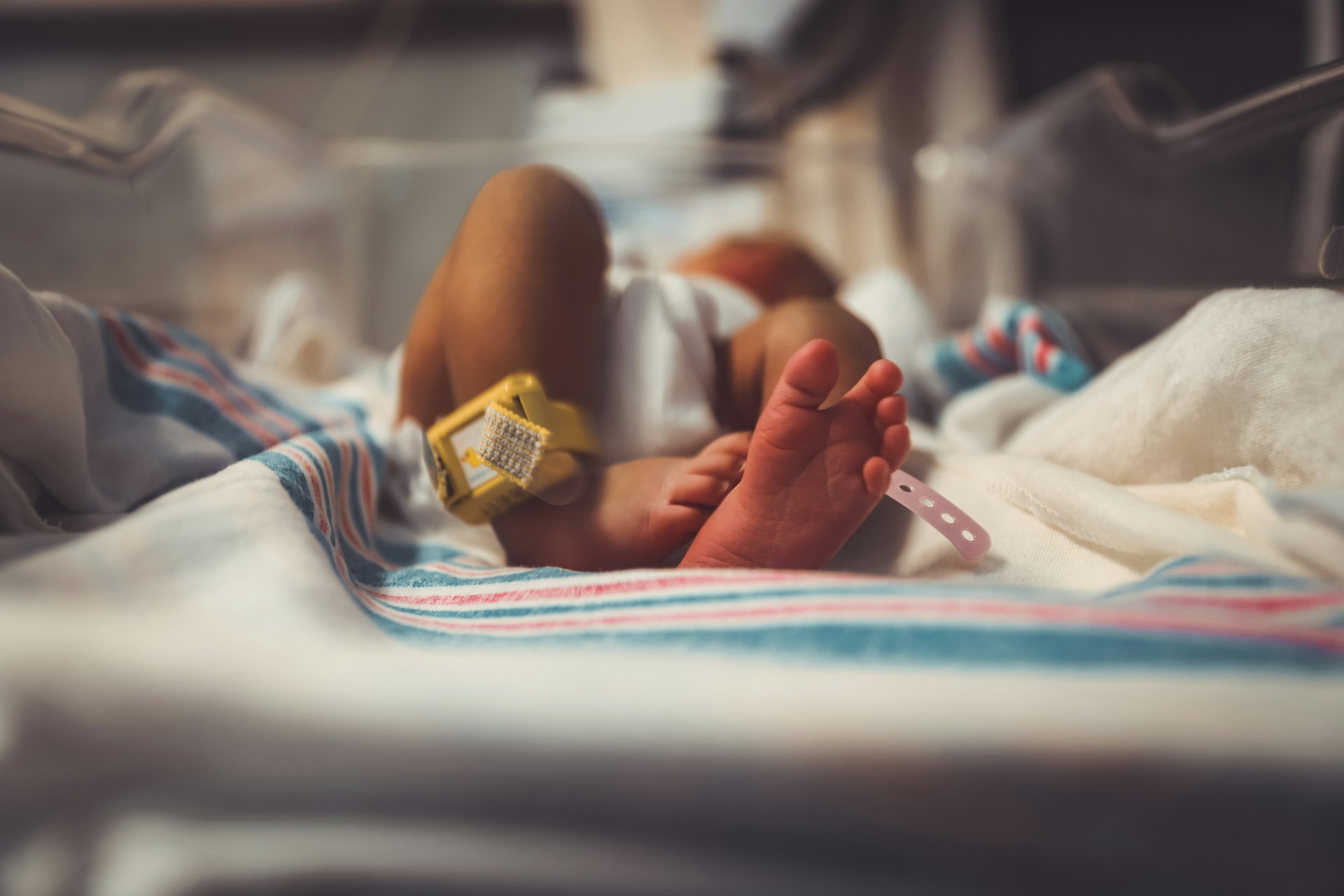 A new born baby laying in hospital baby bed representing birth injury brain damage in Alberta.